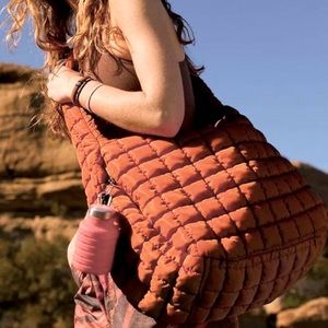 BNWT 💫SOLD OUT in DUSTY ROSE Free People Movement Quilted Carryall 🥀